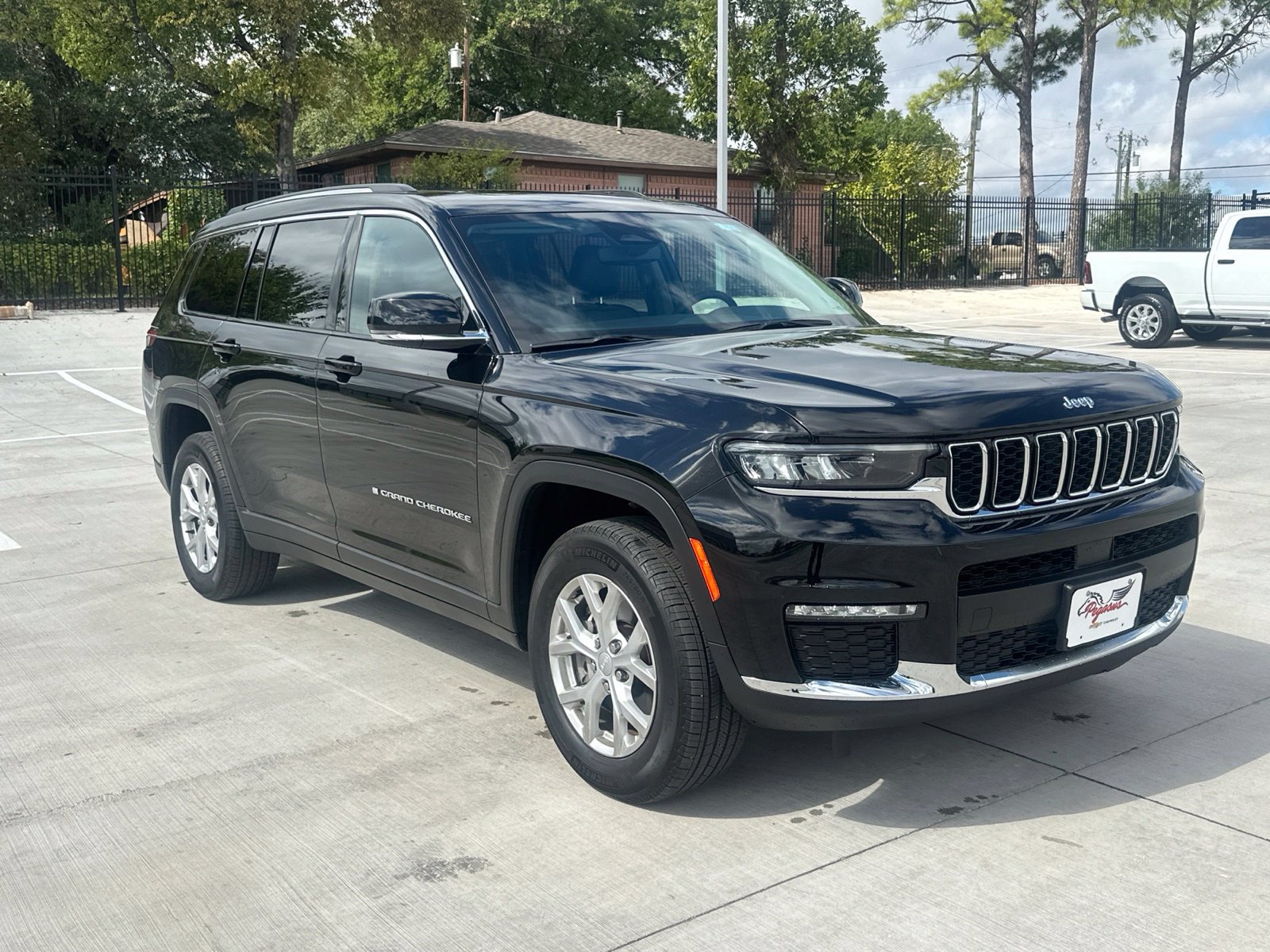 Used 2024 Jeep Grand Cherokee L Limited AWD/4WD image 7