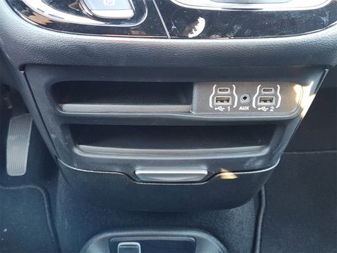 Used 2025 Chrysler Pacifica Select image 20