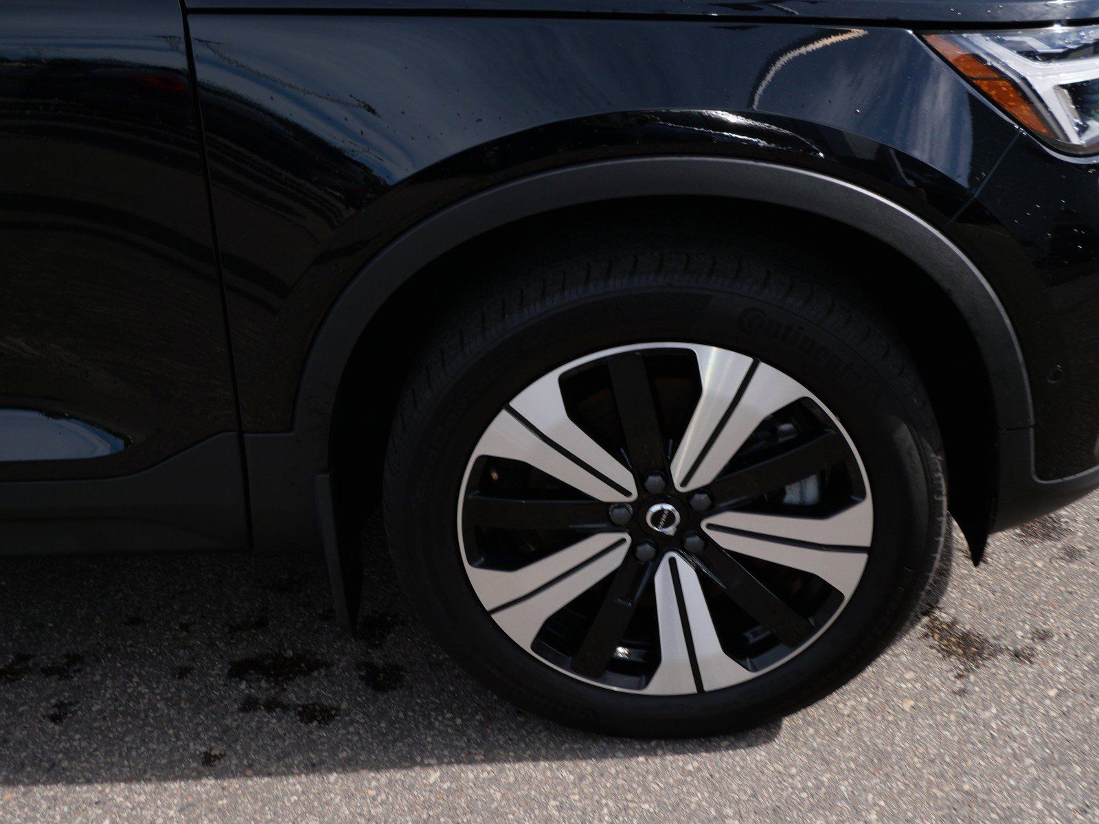 Used 2023 Volvo XC40 Recharge Plus w/ Protection Package Premier AWD/4WD image 9
