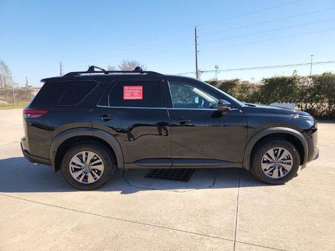 Certified 2025 Nissan Pathfinder SV image 4