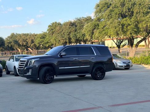 Used 2017 Cadillac Escalade Luxury image 3
