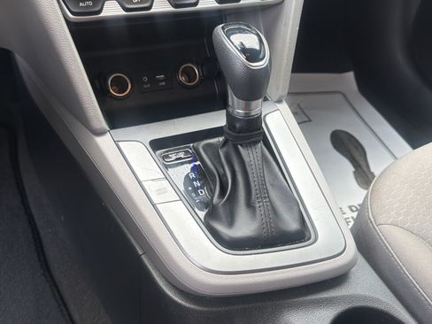 Used 2020 Hyundai Elantra SE FWD image 9
