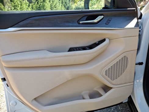 New 2025 Jeep Grand Cherokee Limited w/ Trailer Tow Package image 8