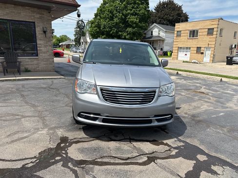 Used 2015 Chrysler Town & Country Touring FWD image 3