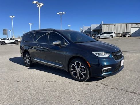 Used 2023 Chrysler Pacifica Pinnacle image 3
