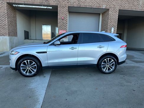 Used 2019 Jaguar F-PACE Premium image 4