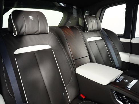 Used 2023 Rolls-Royce Cullinan w/ Cullinan Package image 34