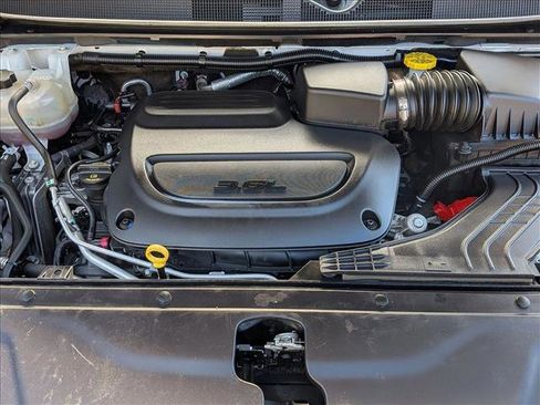 Used 2024 Chrysler Pacifica Touring-L image 23