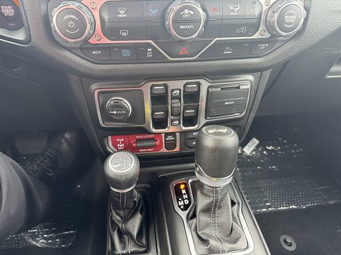 Used 2025 Jeep Wrangler Willys AWD/4WD image 17