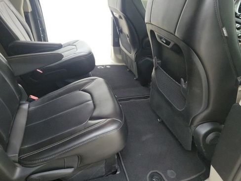 Used 2023 Chrysler Pacifica Touring-L image 16