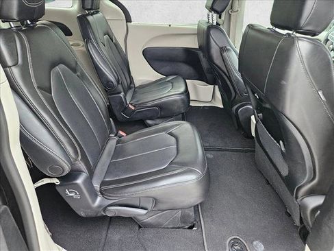 Used 2023 Chrysler Pacifica Touring-L FWD image 18