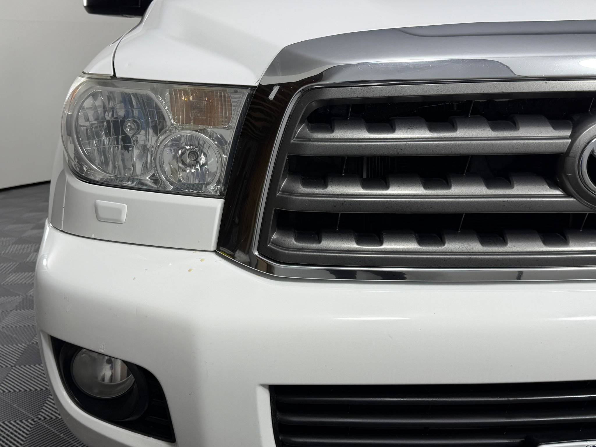 Used 2016 Toyota Sequoia SR5 AWD/4WD image 4