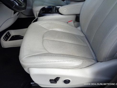 Used 2021 Chrysler Pacifica Touring-L FWD image 8