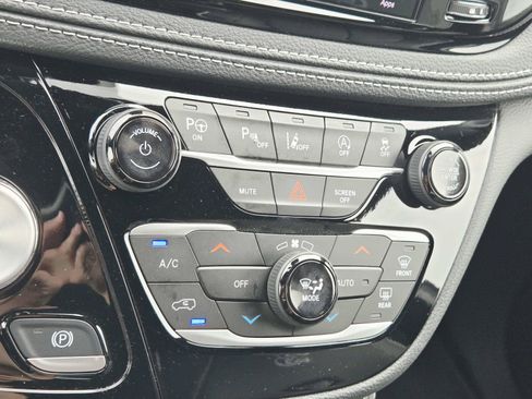 Used 2024 Chrysler Pacifica Limited w/ S Appearance Package FWD image 33