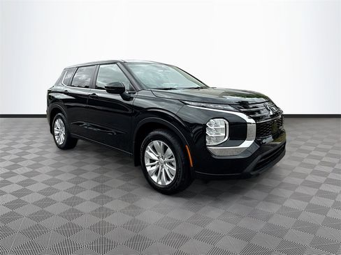 New 2025 Mitsubishi Outlander ES image 3