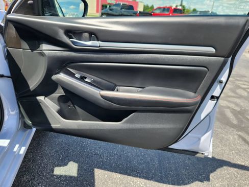 Used 2024 Nissan Altima 2.5 SR FWD image 12