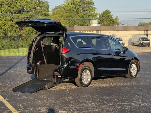 Used 2025 Chrysler Pacifica Select FWD image 6