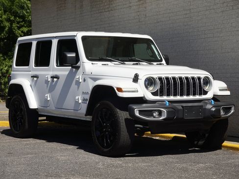 Used 2024 Jeep Wrangler Unlimited Sahara AWD/4WD image 9