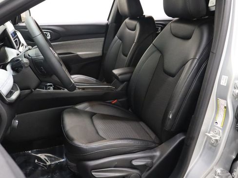 Used 2024 Jeep Compass Latitude image 10