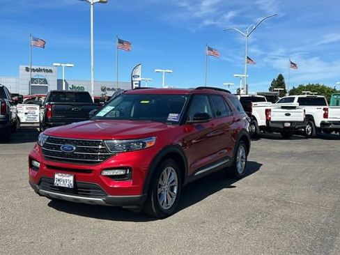 Certified 2024 Ford Explorer XLT w/ Equipment Group 202A AWD/4WD image 8