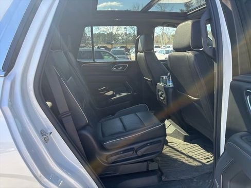 Used 2022 GMC Yukon SLT w/ SLT Premium Package image 15