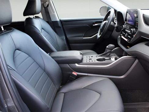 Certified 2025 Toyota Highlander XLE image 25