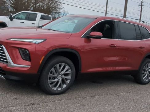 Used 2025 Buick Enclave Preferred w/ Power Package image 4