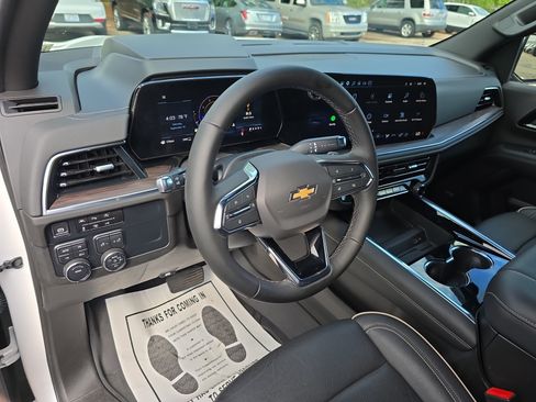 Used 2025 Chevrolet Tahoe Premier AWD/4WD image 17