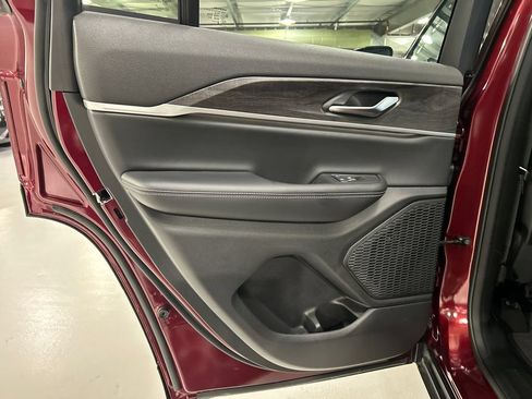 Used 2025 Jeep Grand Cherokee Limited AWD/4WD image 21