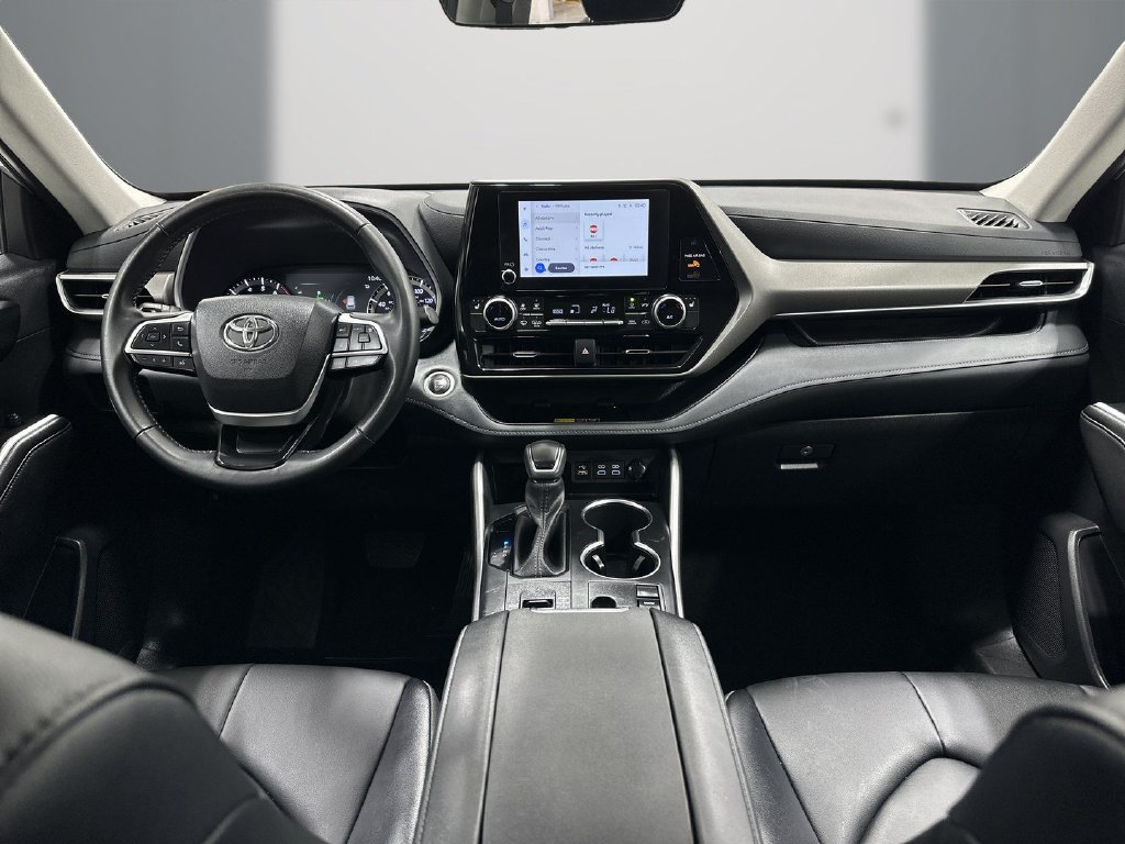 Used 2025 Toyota Highlander XLE FWD image 18