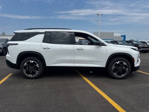 New 2027 Chevrolet Traverse LT w/ Sun and Wheel Package FWD image 7