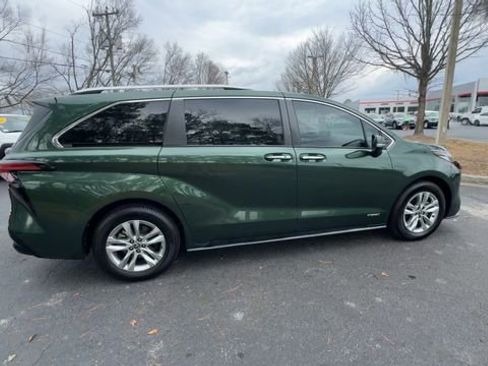Used 2021 Toyota Sienna Limited image 16