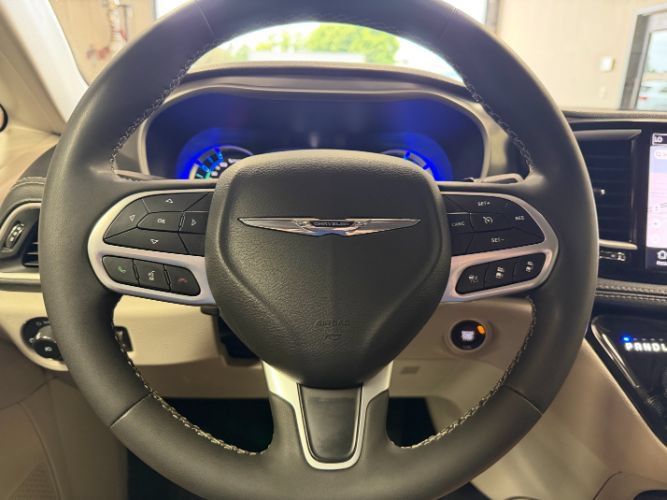 Used 2024 Chrysler Pacifica Limited FWD image 19