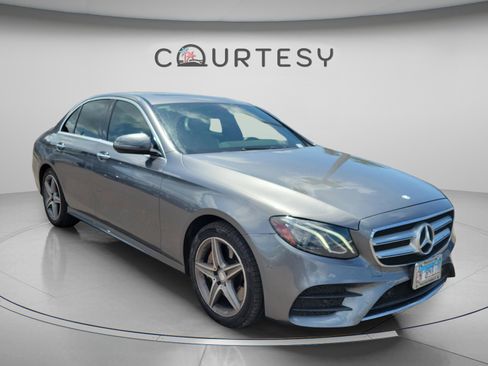 Used 2017 Mercedes-Benz E 300 4MATIC image 4