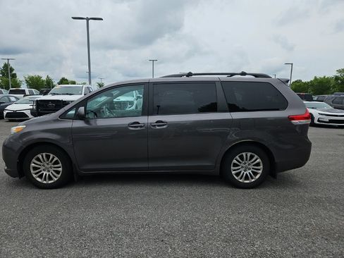 Used 2011 Toyota Sienna XLE w/ Entertainment Pkg FWD image 4