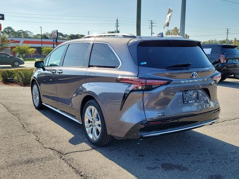 Used 2023 Toyota Sienna Platinum FWD image 4