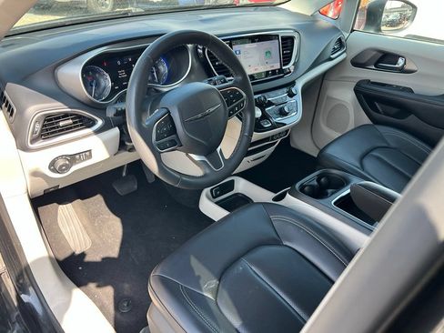 Used 2023 Chrysler Pacifica Touring-L FWD image 15