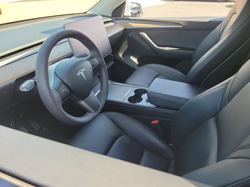 Used 2024 Tesla Model Y Long Range AWD/4WD image 3