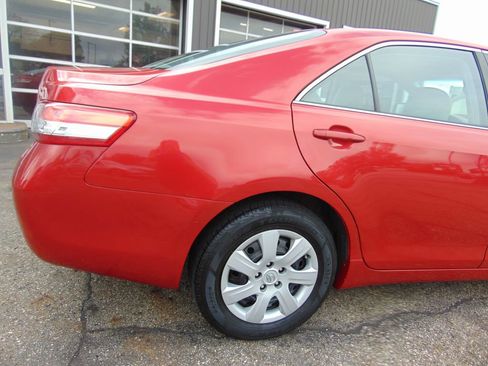 Used 2010 Toyota Camry LE FWD image 14