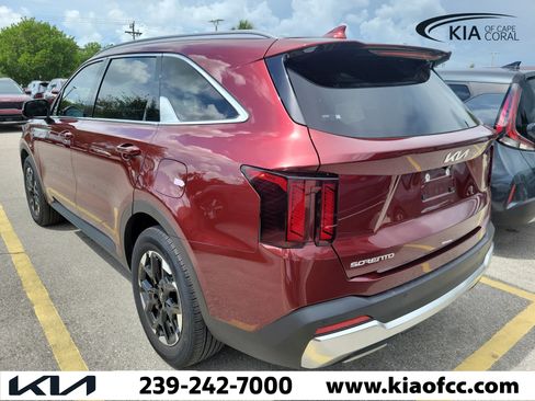 Certified 2025 Kia Sorento S FWD image 9