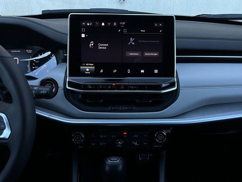 Used 2025 Jeep Compass Limited image 27