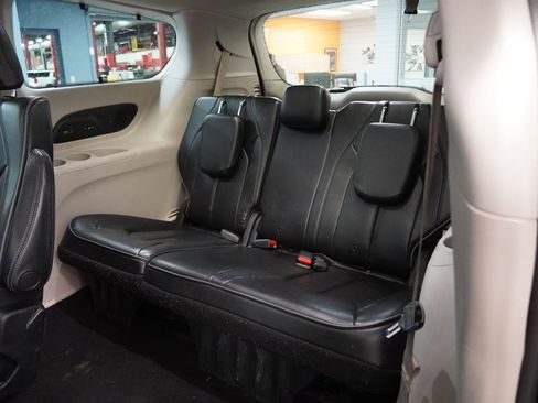 Used 2020 Chrysler Pacifica Limited FWD image 27