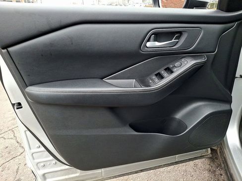 Used 2024 Nissan Rogue SV image 12