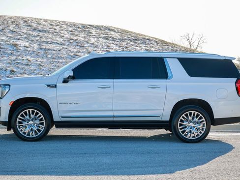 Used 2024 GMC Yukon XL Denali w/ Advanced Technology Package image 3