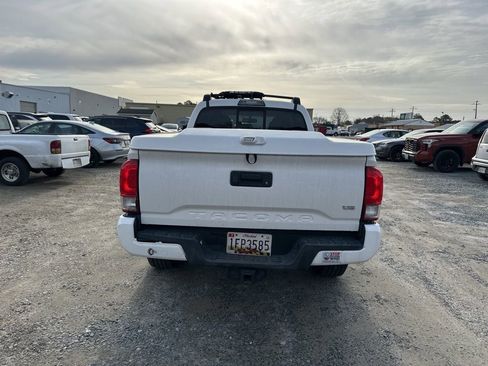 Used 2016 Toyota Tacoma TRD Sport image 4