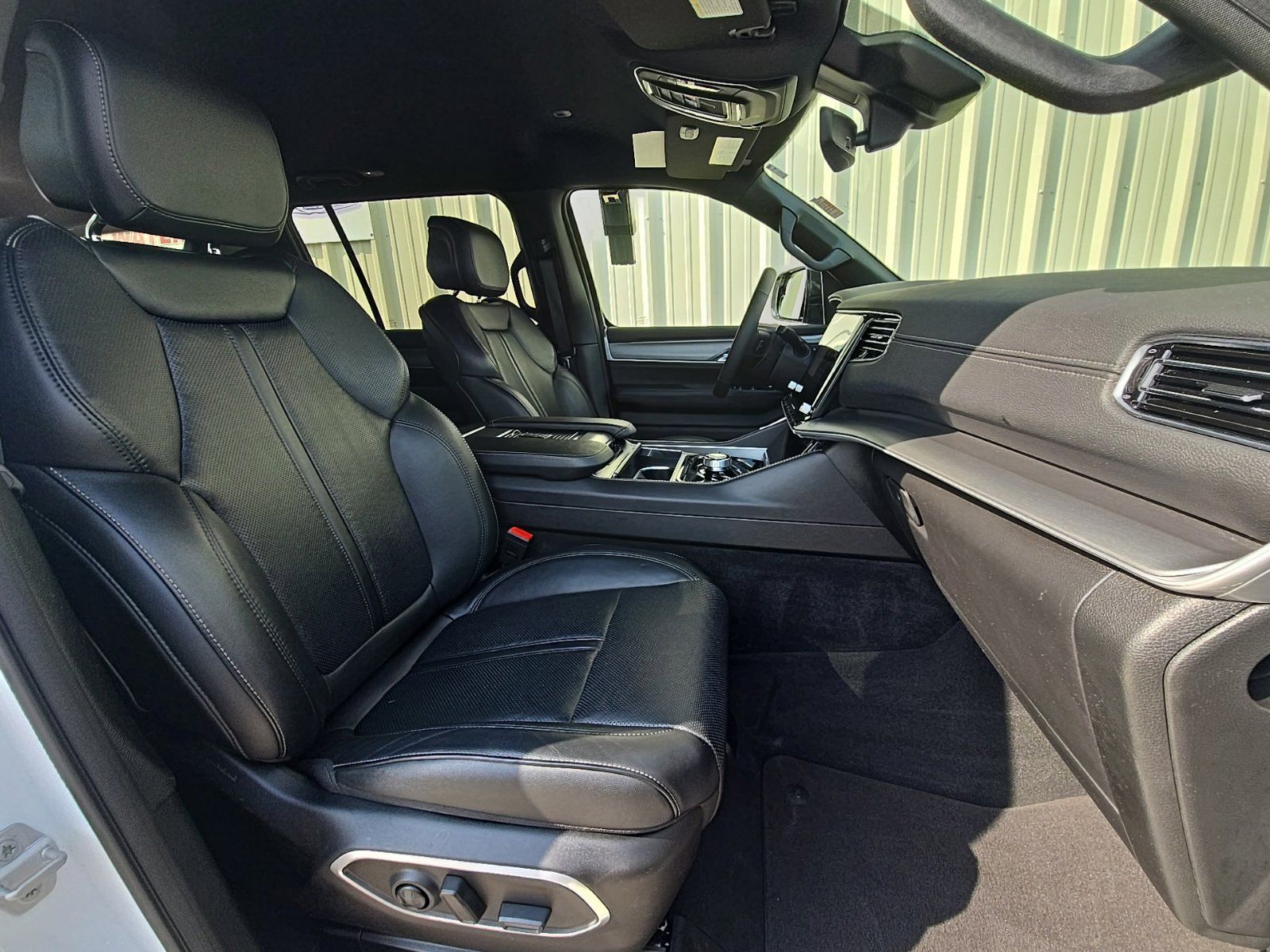 Used 2025 Jeep Wagoneer 4WD image 10