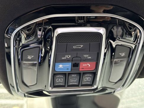 Used 2023 Jeep Grand Wagoneer Series III AWD/4WD image 24
