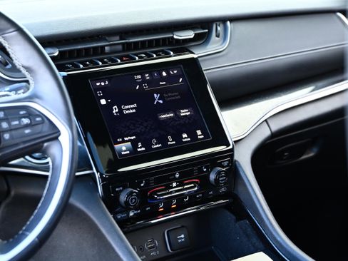 Used 2022 Jeep Grand Cherokee Altitude image 22