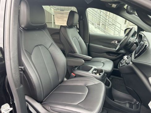 New 2026 Chrysler Pacifica Select image 44