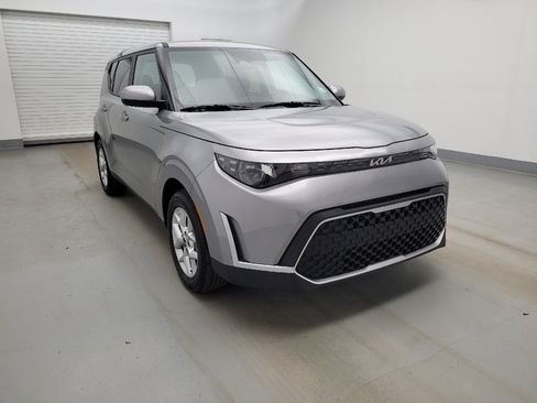 Used 2025 Kia Soul LX w/ LX Technology Package FWD image 13